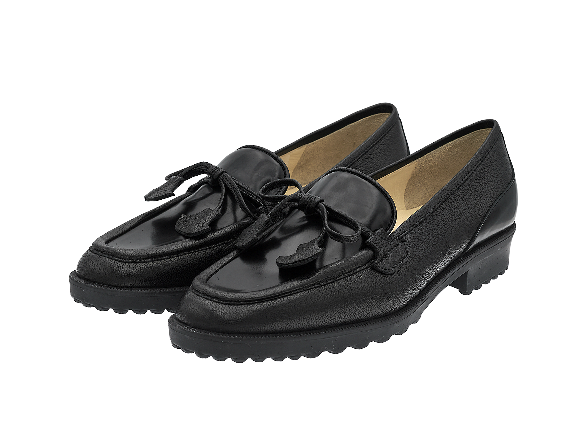 Loafer with tassels and shiny insert