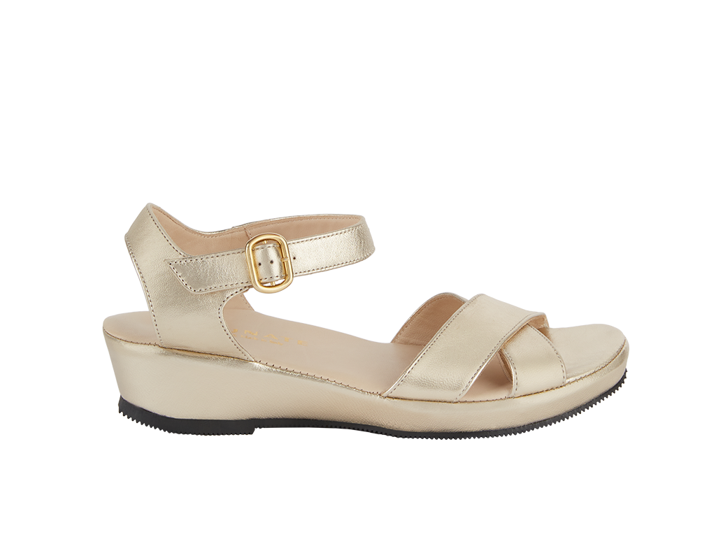 Comfy chic sandal with metallic effect