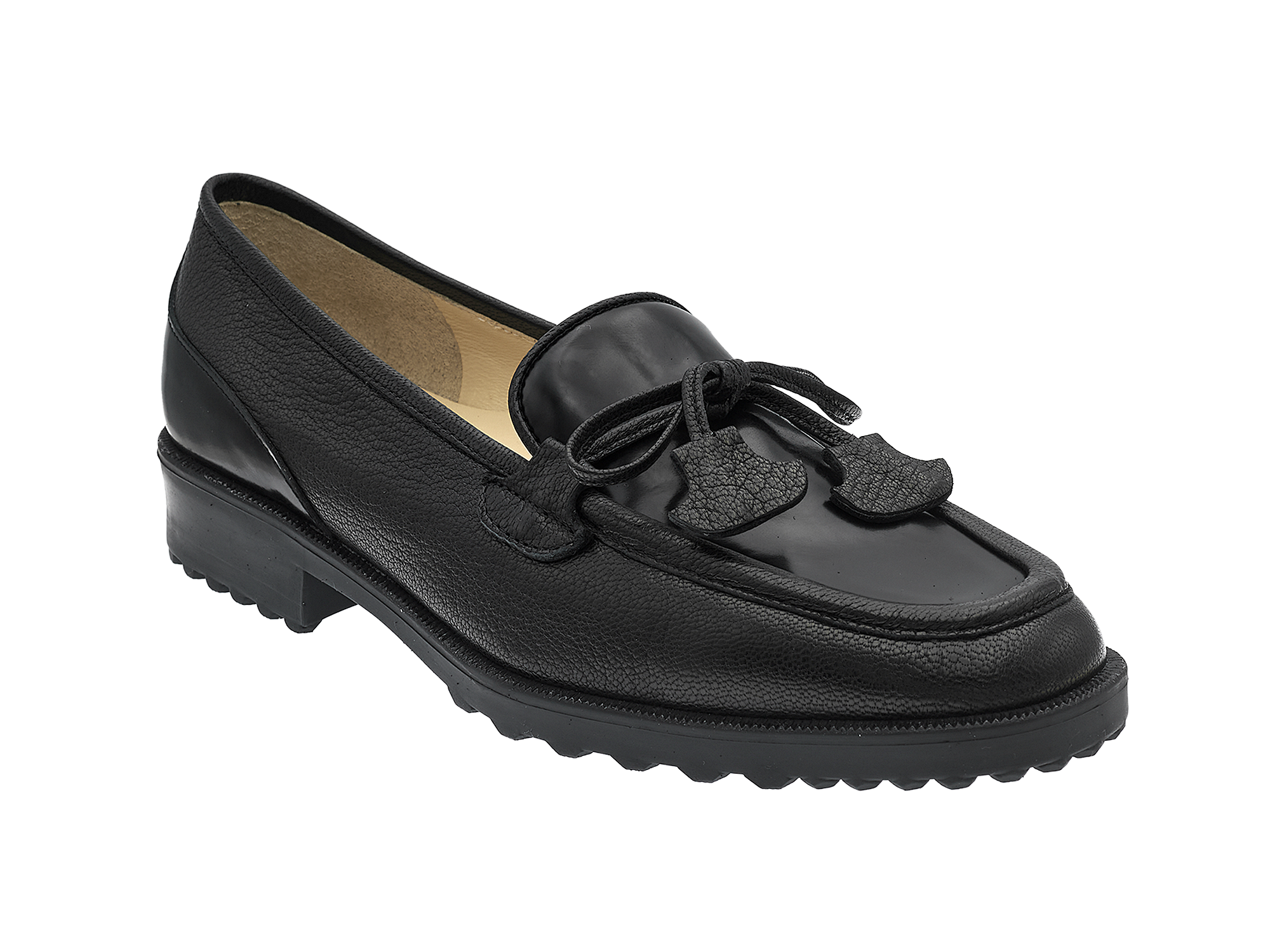 Loafer with tassels and shiny insert