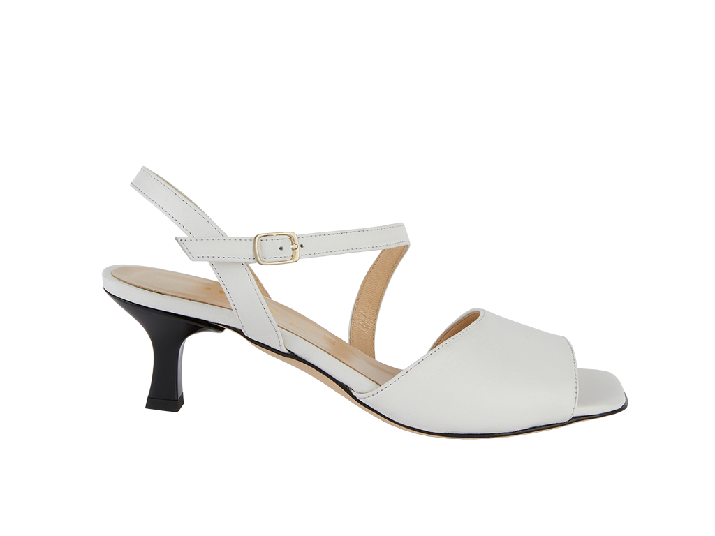 Chic sandal in white leather
