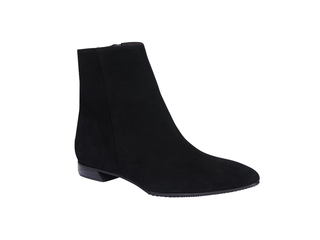 Pointy short boot in black